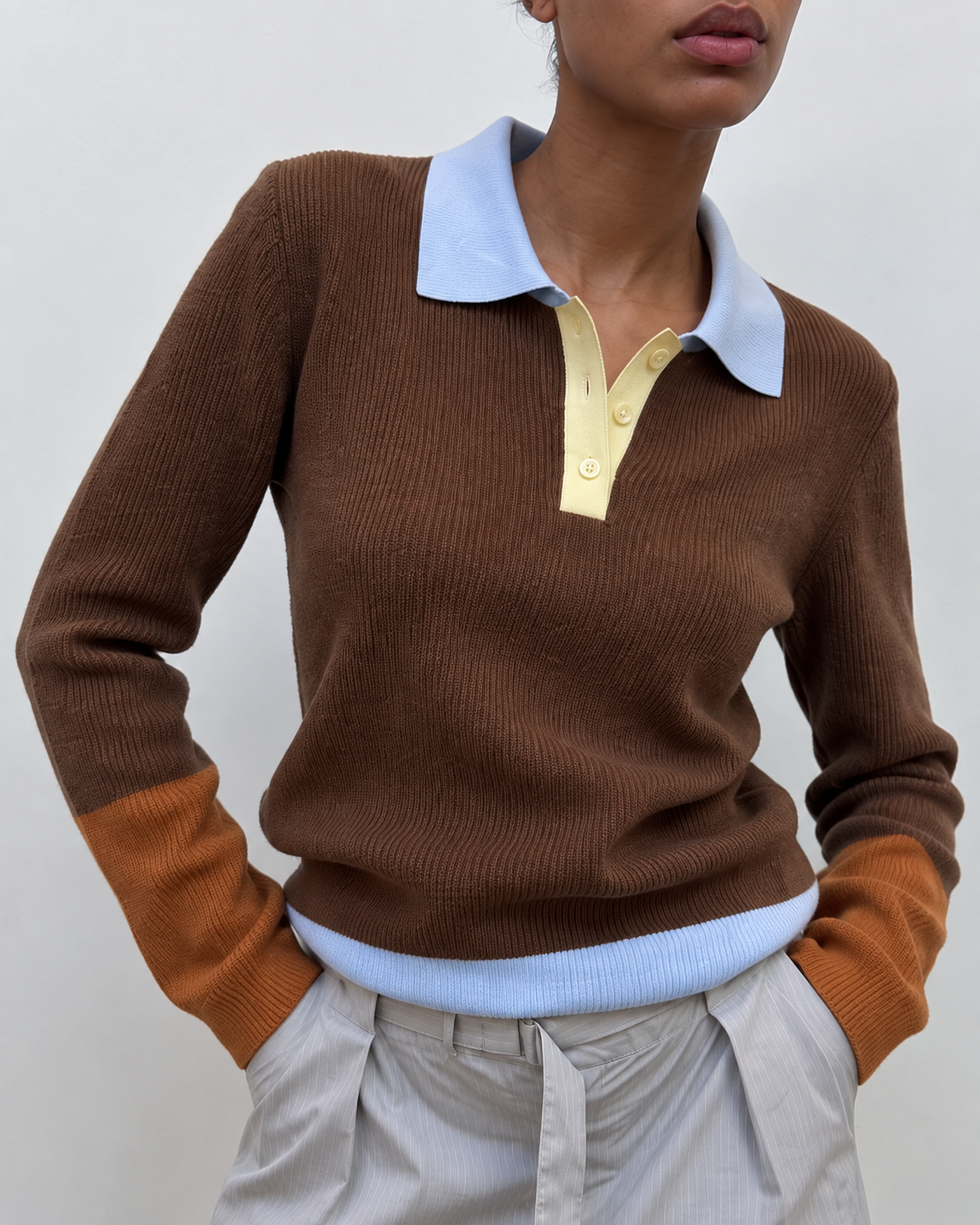 Pull col polo chocolat, détail du col contrasté