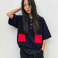 Polo en maille bleu marine à poche contrastée rouge