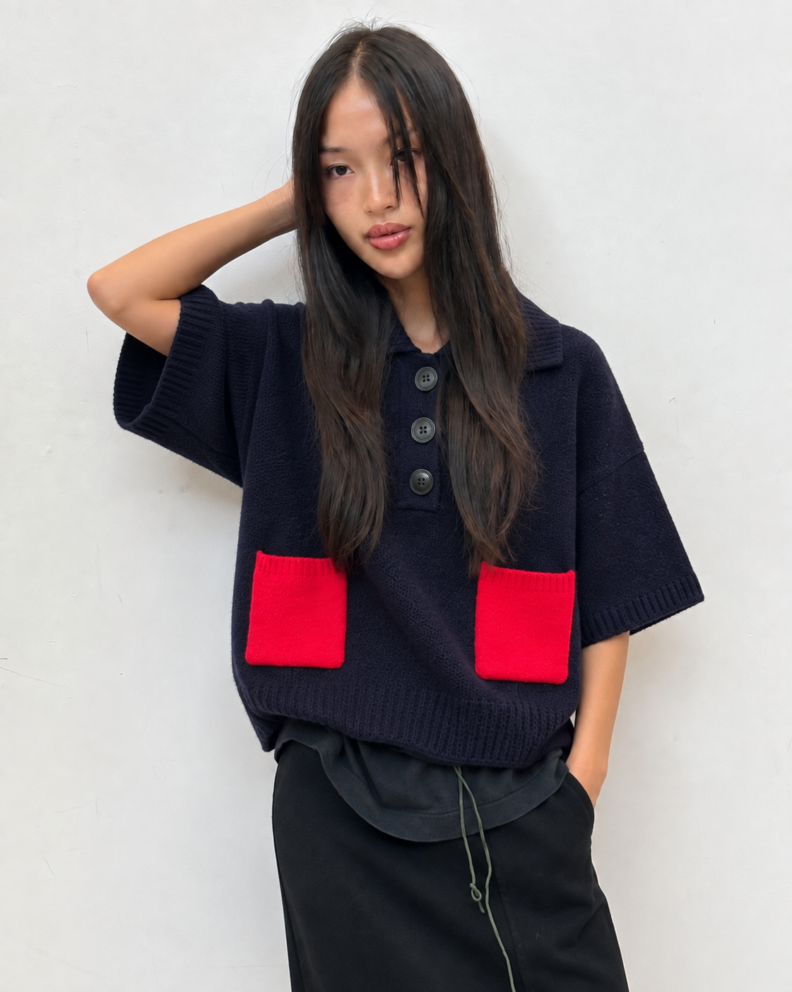 Polo en maille bleu marine à poche contrastée rouge
