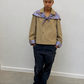 Veste beige à carreaux, détail du foulard noué aux épaules