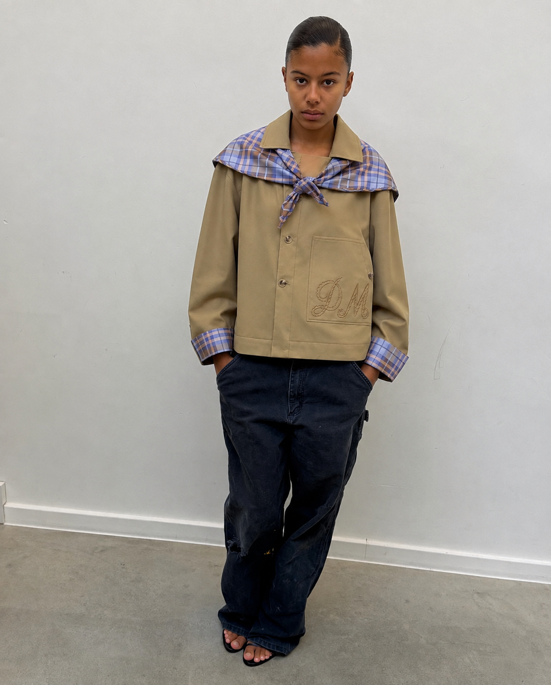 Veste beige à carreaux, détail du foulard noué aux épaules