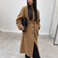 Manteau long, détails de manches à nouer