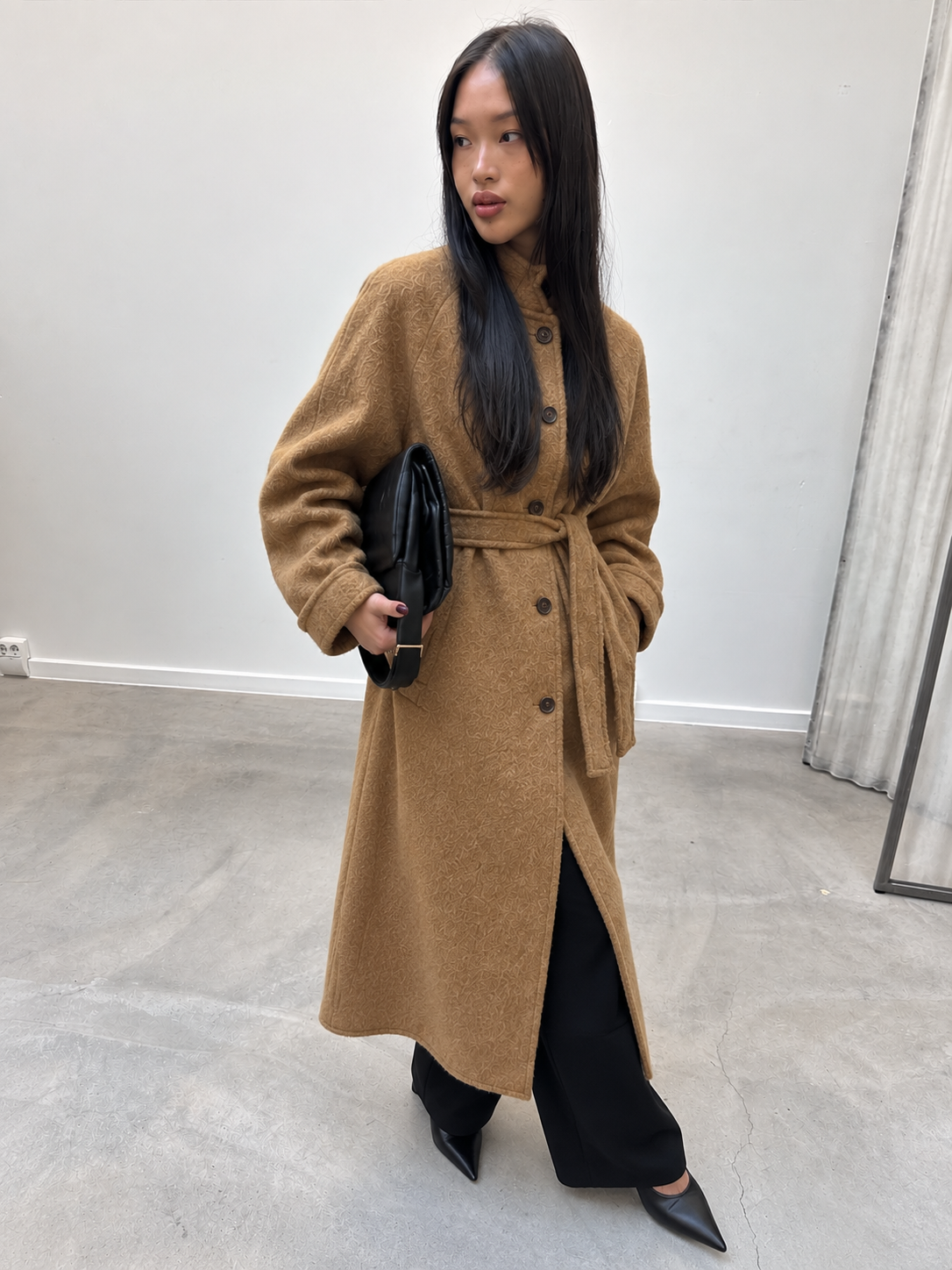 Manteau long, détails de manches à nouer