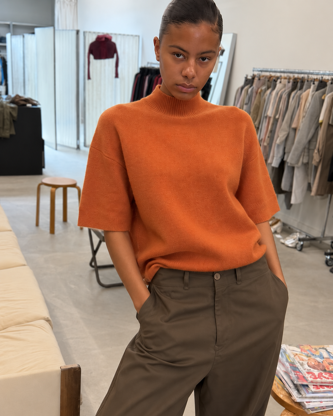 Pull orange col montant porté avec un pantalon large kaki
