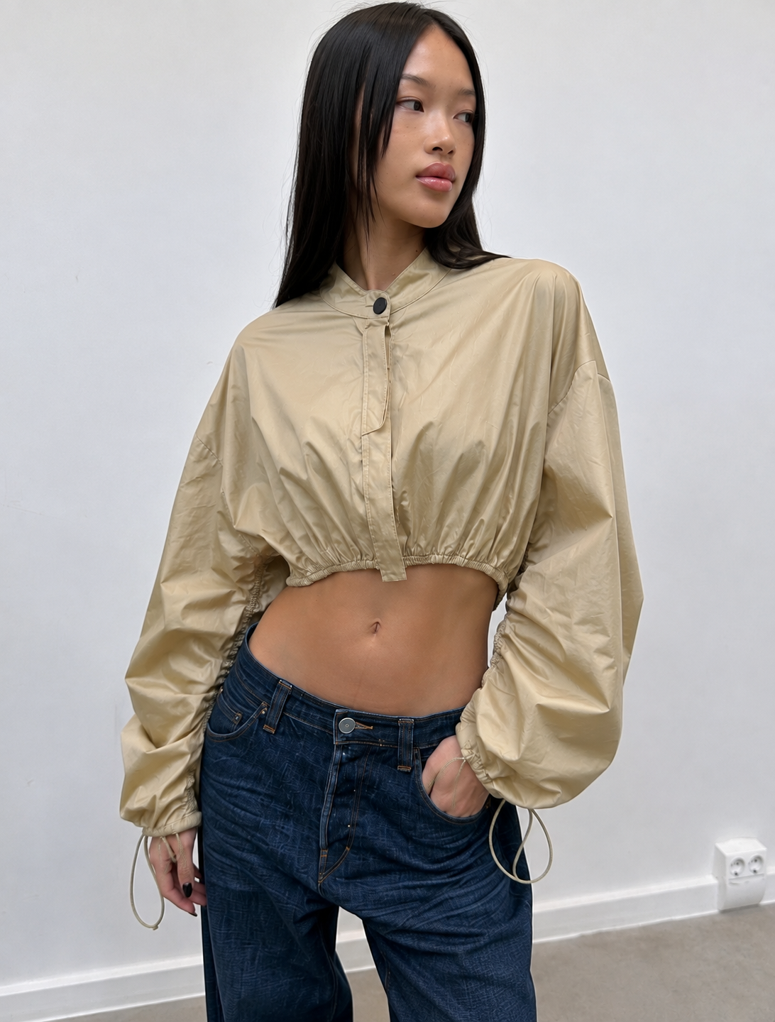 Veste crop beige, poignets froncés à liens de serrage