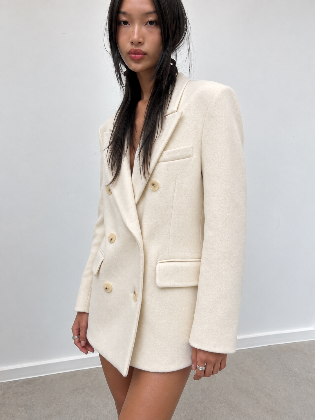 Manteau court double face porté ouvert