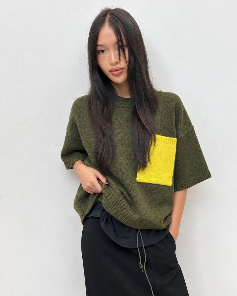 Polo en maille kaki à poche contrastée jaune