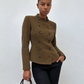 Veste cintrée kaki à double boutonnage portée avec un jean noir