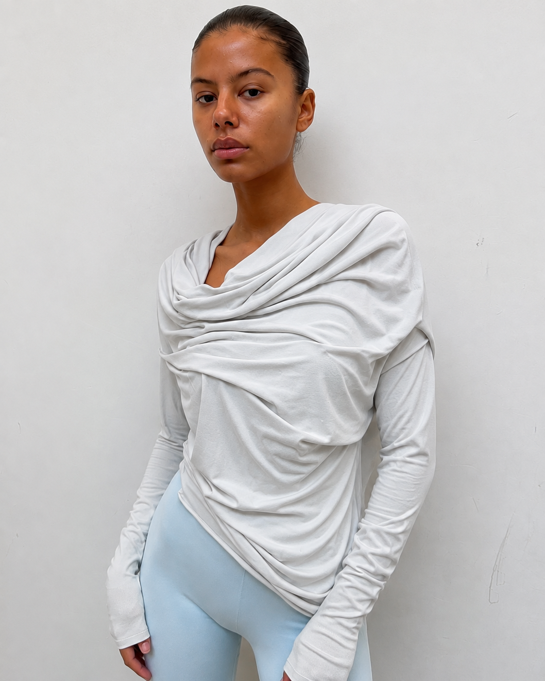Top drapé gris foncé