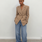 Blazer oversize caramel porté avec un jean large