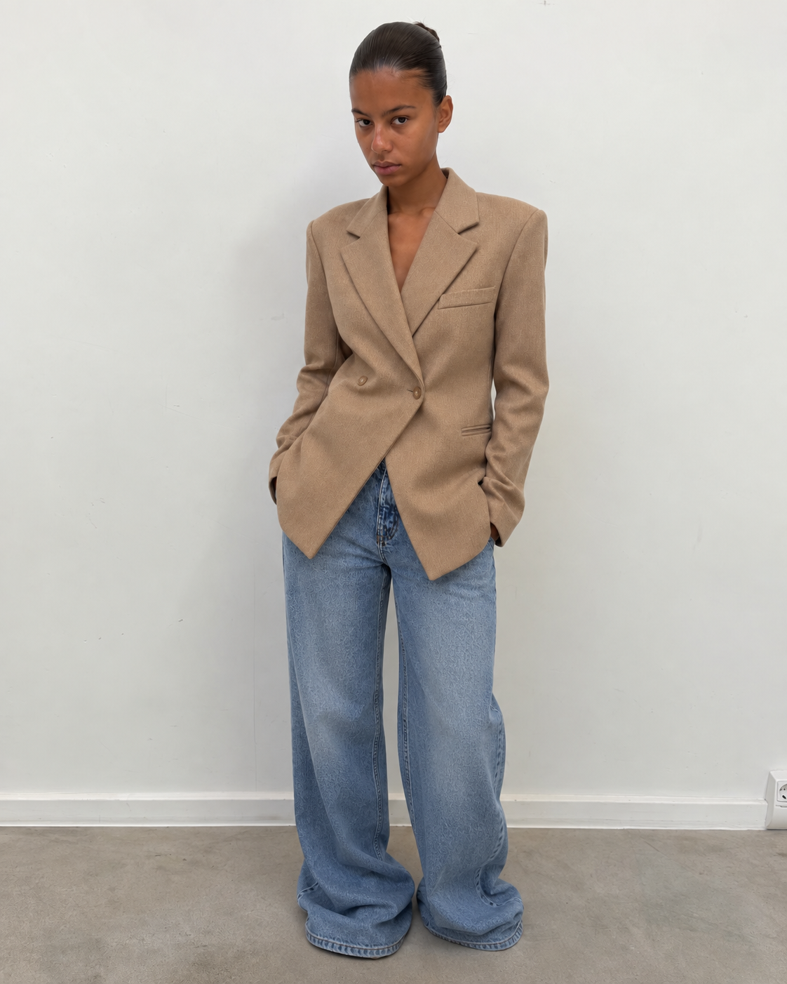 Blazer oversize caramel porté avec un jean large