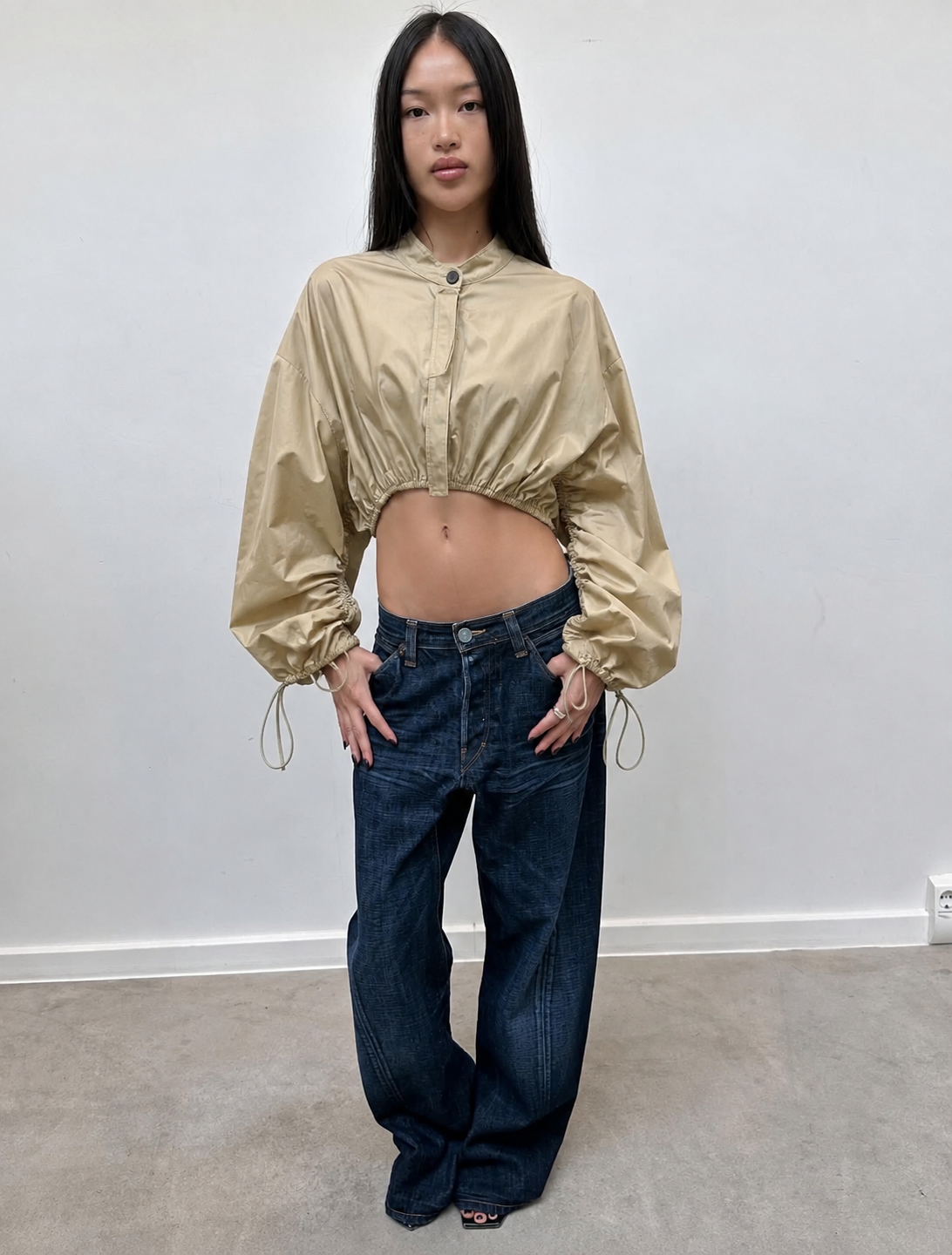 Veste crop beige à manches bouffantes