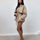 Trench court beige, coupe courte et volumineuse