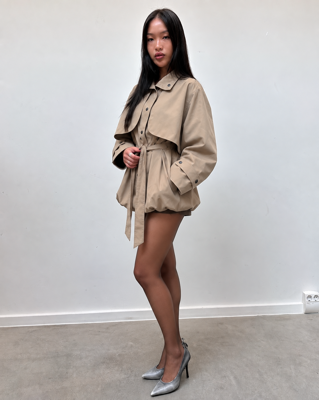 Trench court beige, coupe courte et volumineuse
