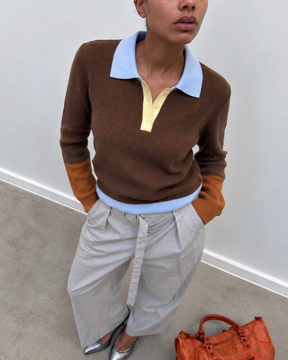 Pull col polo chocolat, détail des poignets caramel