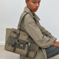 Sac cabas en toile kaki porté à l'épaule