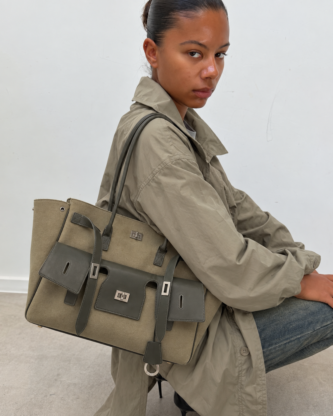 Sac cabas en toile kaki porté à l'épaule