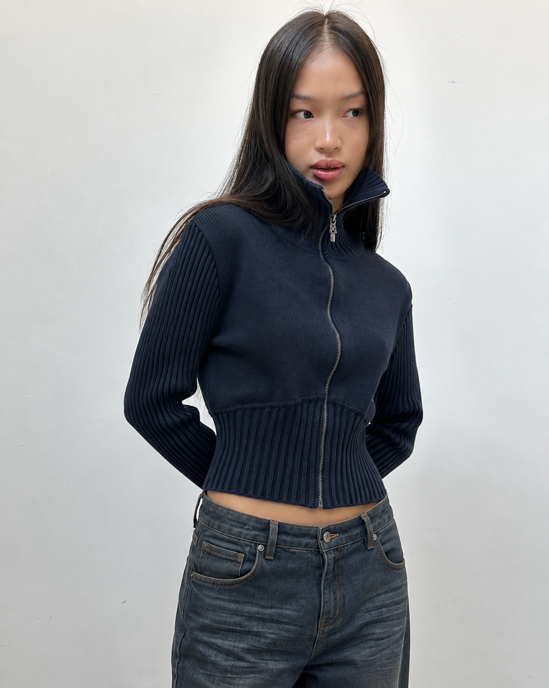 Pull zippé col montant, détail de la maille côtelée