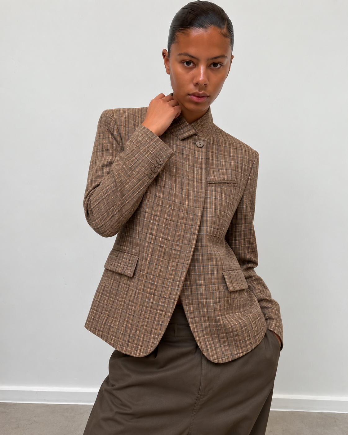 Blazer cintré à carreaux, détail du col montant