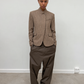 Blazer cintré à carreaux porté avec un pantalon large
