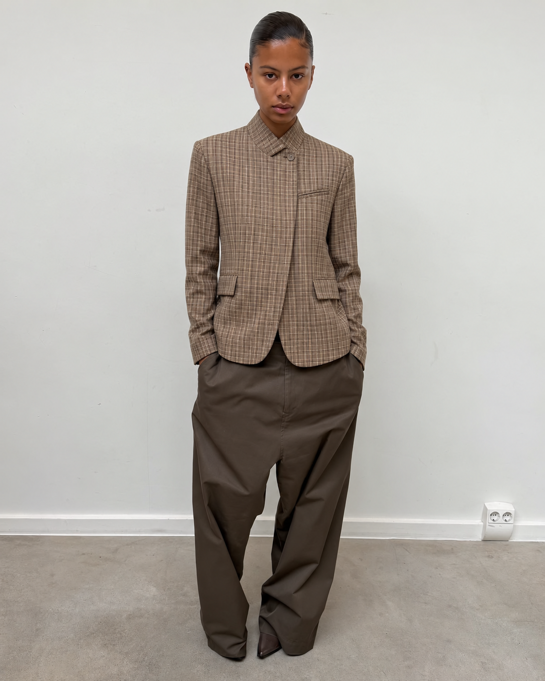 Blazer cintré à carreaux porté avec un pantalon large