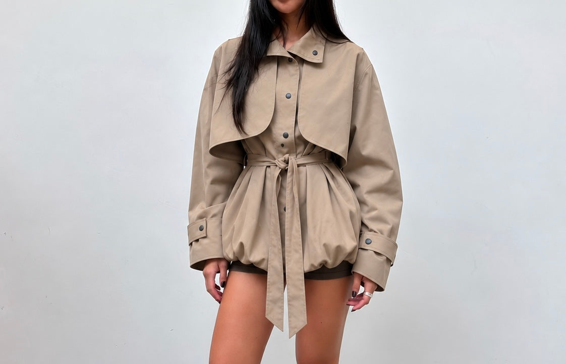 Trench court beige, empiècement cape sur les épaules