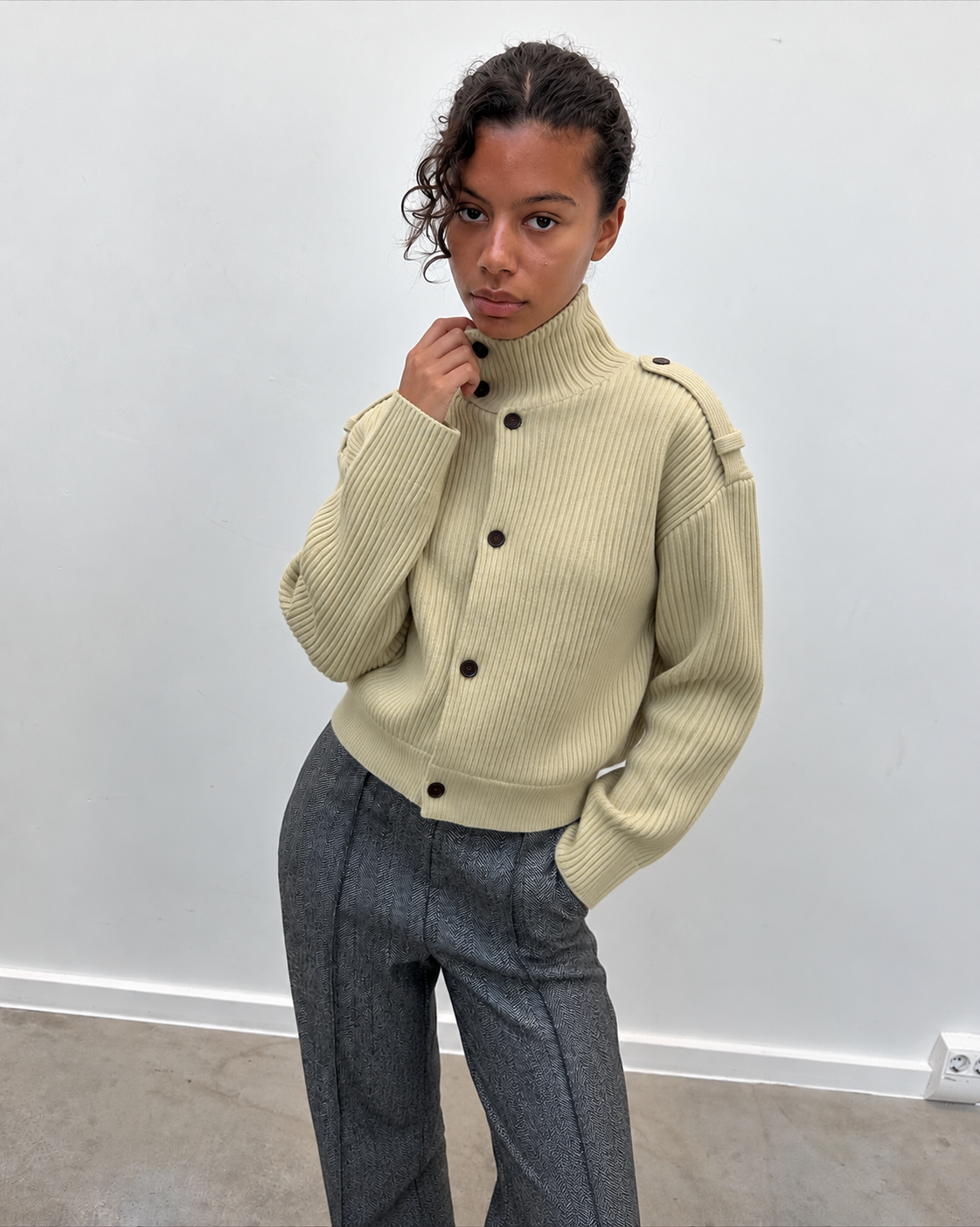 Cardigan boutonné à col montant vert pâle, vue de face