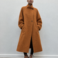Manteau long camel, détail du col montant