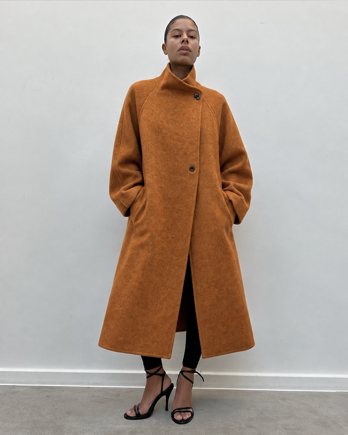 Manteau long camel, détail du col montant