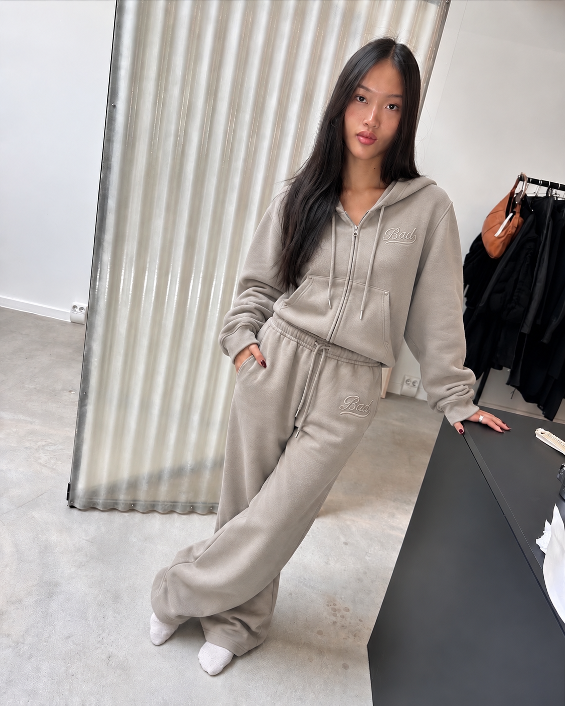 Ensemble jogging taupe porté en boutique
