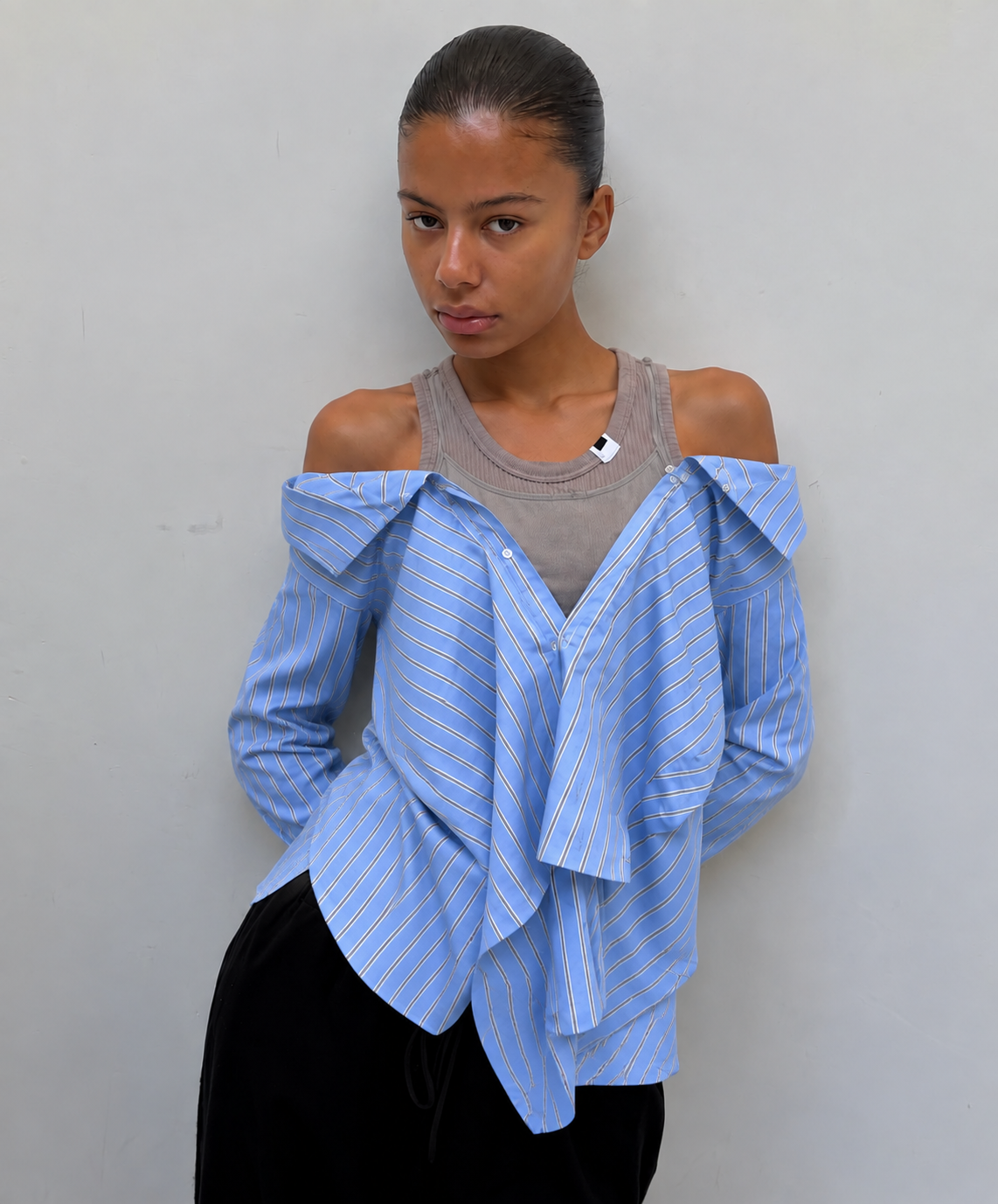 Chemise rayée effet superposé portée par une mannequin