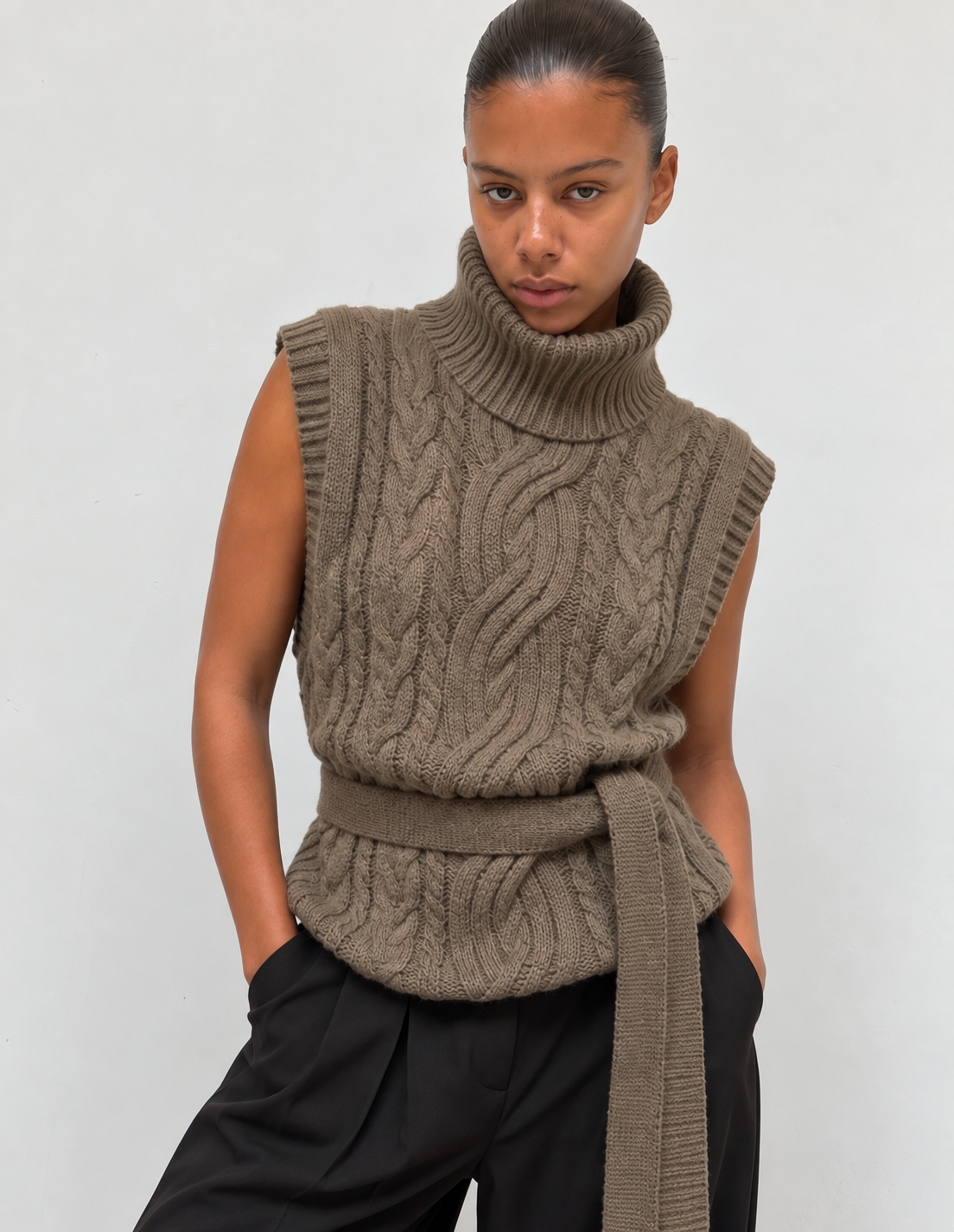 Pull sans manches en maille torsadée, détail du col montant