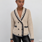 Cardigan en maille écrue à bordures noires contrastées