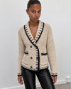 Cardigan en maille écrue à bordures noires contrastées