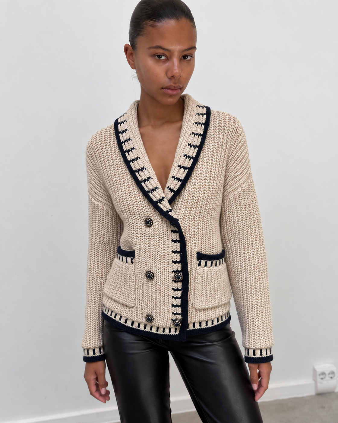 Cardigan en maille écrue à bordures noires contrastées