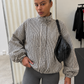 Veste oversize à carreaux portée avec un pantalon gris