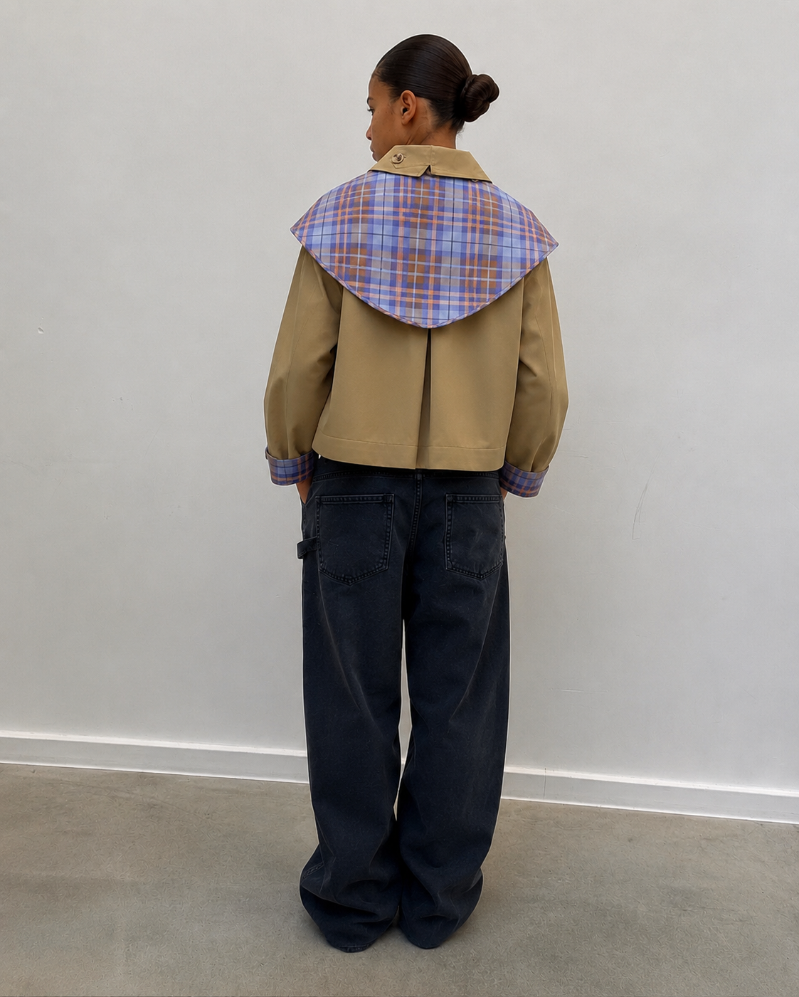 Veste courte beige à empiècements à carreaux contrastants