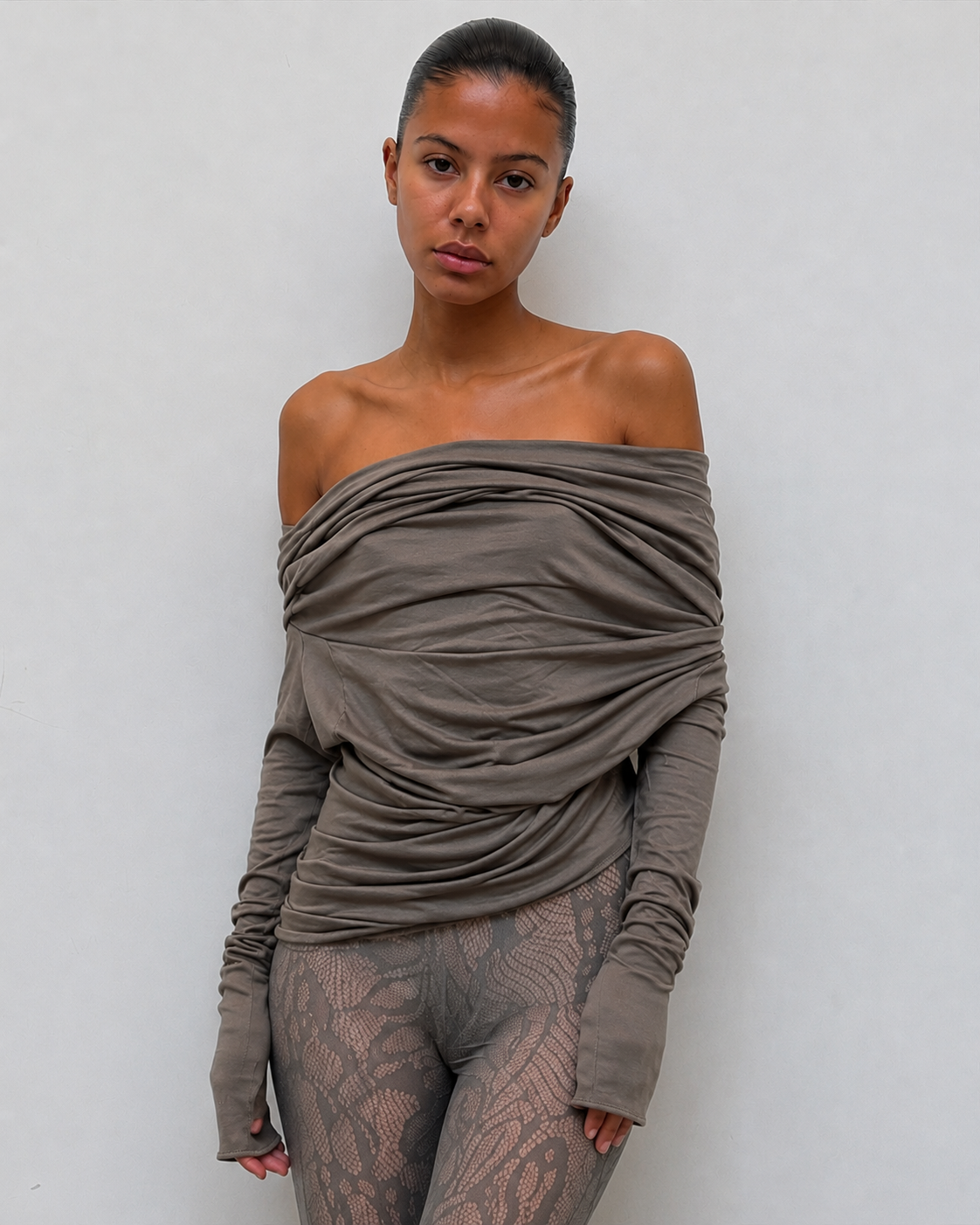 Top drapé à construction asymétrique, épaules dénudées