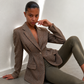 Blazer croisé porté par une mannequin