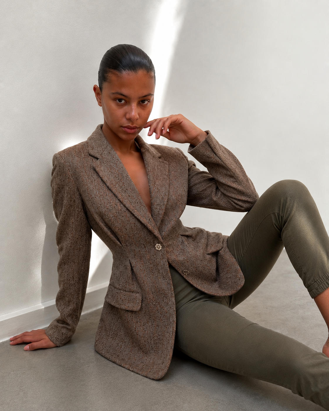 Blazer croisé porté par une mannequin