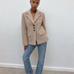 Blazer structuré camel porté avec un jean