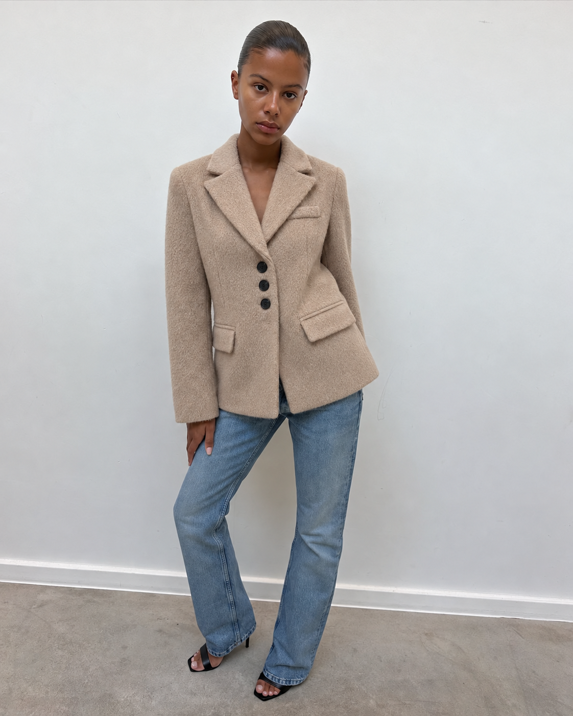 Blazer structuré camel porté avec un jean