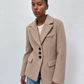 Blazer structuré camel, détail du boutonnage
