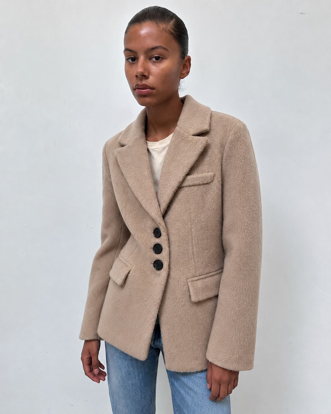 Blazer structuré camel, détail du boutonnage