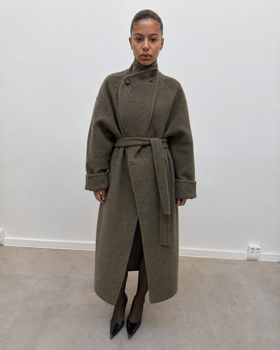 Manteau long kaki ceinturé, porté ouvert