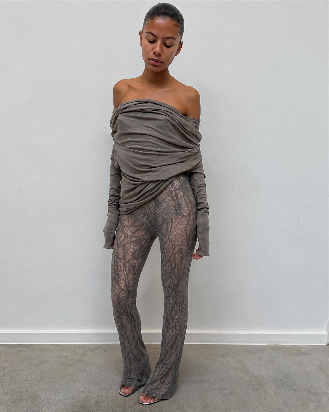 Top drapé porté avec un pantalon taille haute