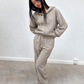 Ensemble jogging taupe, gilet zippé et pantalon large, porté de face