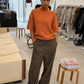 Pull orange col montant, tenue complète en pied