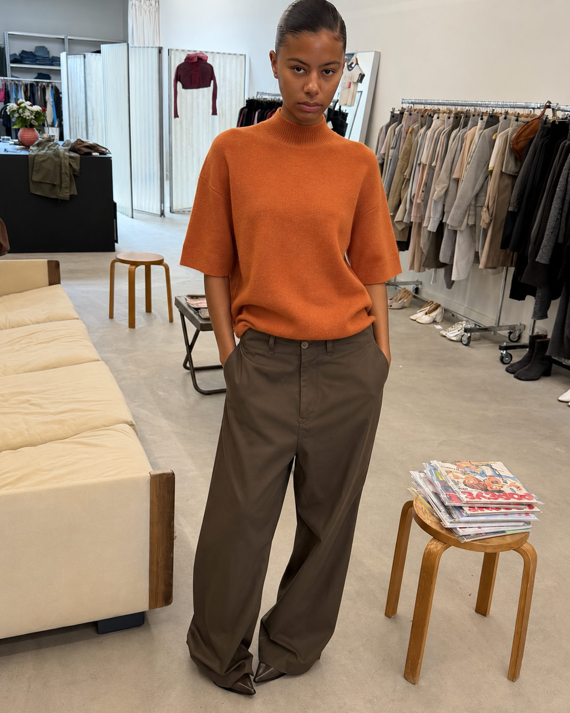 Pull orange col montant, tenue complète en pied