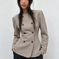 Blazer taupe cintré, vue rapprochée du double boutonnage
